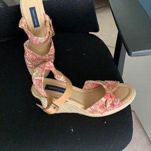 Super cutes Tommy Hilfiger wedges